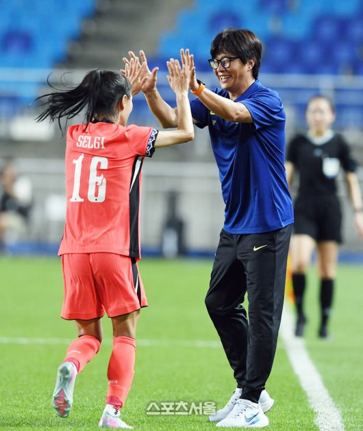 한국 여자축구대표팀의 장슬기(왼쪽)가 9일 수원월드컵경기장에서 열린 ‘EAFF(동아시아축구연맹) E-1 풋볼 챔피언십 2025’ 중국과의 경기에서 동점골을 넣은 뒤 신상우 감독과 하이파이브를 나누고 있다.  2025. 7. 9. 수원 | 박진업 기자 upandup@sportsseoul.com