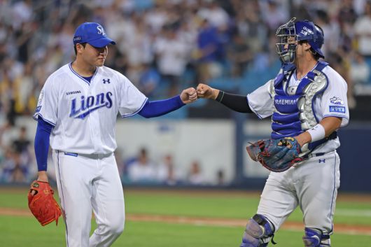 삼성 왼손 이승현(왼쪽)이 4일 대구삼성라이온즈파크에서 열린 2025 KBO리그 LG전에 선발 등판해 8회까지 노히트로 막은 후 포수 김재성과 하이파이브 하고 있다. 사진 | 삼성 라이온즈