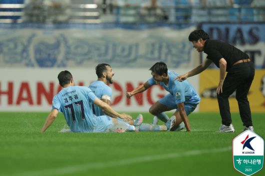 대구 세징야(가운데)가 18일 김천전에서 득점 후 환호하고 있다. 사진｜한국프로축구연맹