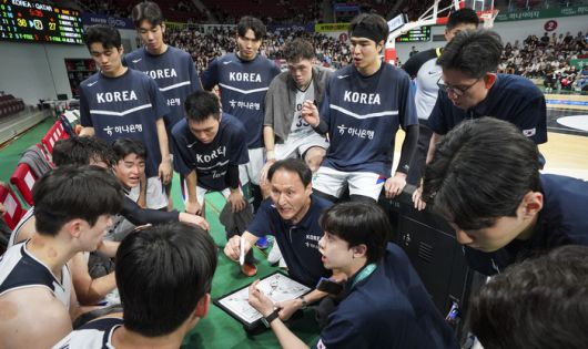 대표팀 안준호 감독이 18일 안양 정관장 아레나에서 열린 2025 남자농구 국가대표 평가전 카타르와 1차전에서 선수들에게 작전 지시를 하고 있다. 사진 | 대한민국농구협회