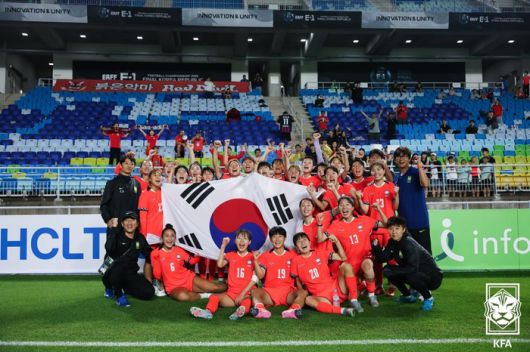 여자축구대표팀이 16일 대만전에서 승리한 뒤 단체 사진을 촬영하고 있다. 사진｜대한축구협회