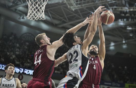 대표팀 여준석(가운데)이 18일 안양 정관장 아레나에서 열린 2025 남자농구 국가대표 평가전 카타르와 1차전에서 리바운드 다툼을 하고 있다. 사진 | 대한민국농구협회