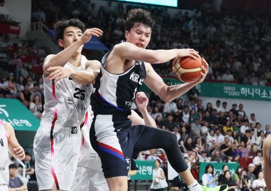 대표팀 이현중이 13일 안양 정관장 아레나에서 열린 2025 남자농구 국가대표 평가전 일본과 2차전에서 리바운드를 잡고 있다. 사진 | 안양=연합뉴스