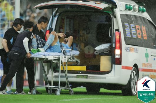대구 홍정운이 18일 김천전에서 부상으로 응급차에 올라타고 있다. 사진｜한국프로축구연맹