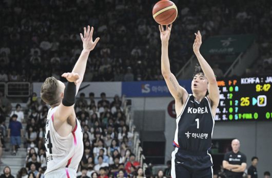 남자농구 대표팀 이현중(오른쪽)이 13일 안양 정관장 아레나에서 열린 2025 남자농구 국가대표 평가전 일본과 2차전에서 3점슛을 던지고 있다. 사진 | 대한민국농구협회