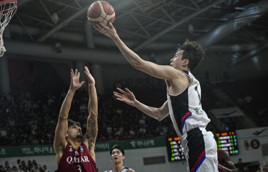 대표팀 이현중이 18일 안양 정관장 아레나에서 열린 2025 남자농구 국가대표 평가전 카타르와 1차전에서 2쿼터 버저비터 레이업을 넣고 있다. 사진 | 대한민국농구협회