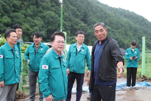 육동한 시장이 20일 호우 피해지인 사북면 고탄리 현장에서 주민과 함께 피해상황을 점검하고 있다.  사진|춘천시청