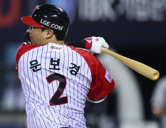 LG 문보경이  20일 서울 잠실구장에서 열린 2025 KBO리그 롯데전에서 8회말 1사 3루 역전 1타점 적시 2루타를 쳐내고 있다. 사진 | 연합뉴스