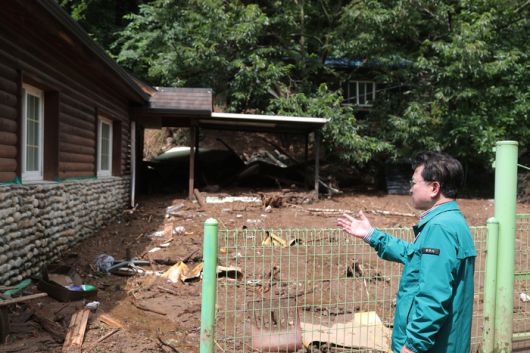 육동한 시장이 20일 호우 피해지인 서면 안보리 현장에서 피해상황을 점검하고 있다.  사진|춘천시청
