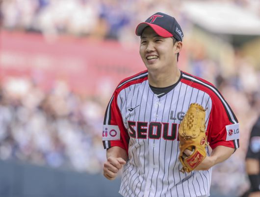 LG 선발 임찬규 서울 잠실구장에서 열린 2025 KBO리그 삼성전에서 5회초 삼성 타자들을 간단히 요리한 뒤 밝은 표정으로 더그아웃으로 돌아가고 있다. 사진 | 연합뉴스