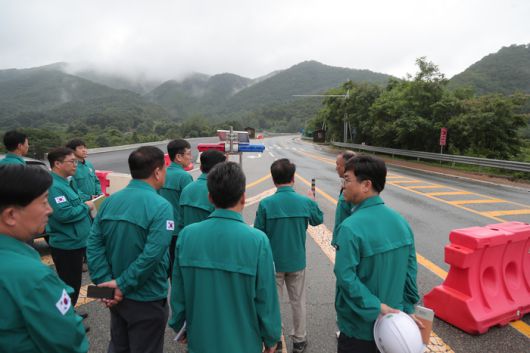 육동한 시장이 20일 호우 피해지인 원평리 말고개터널 앞 현장에서 피해상황을 점검하고 있다.  사진|춘천시청