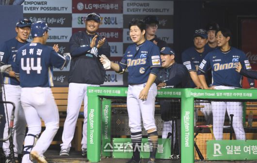 NC 이호준 감독이 17일 서울 잠실구장에서 열린 2025 KBO리그 LG와 경기 9회초 1사 김휘집이 좌월홈런을 친 후 덕아웃으로 들어오자 박수를 치고 있다. 잠실 | 최승섭기자 thunder@sportsseoul.com