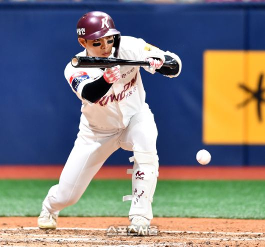 키움 8번타자 박수종이 SSG랜더스 경기 5회말 무사 1루에서 희생번트를 시도하고 있다. 2024.05.19. 스포츠서울DB