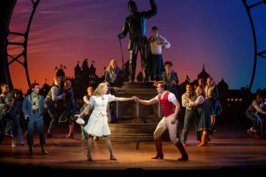 뮤지컬 ‘위키드’는 대표 넘버 ‘The Wizard and I(마법사와 나)’ ‘Popular(파퓰러)’ ‘Dancing Through Life(춤추듯 인생을, 사진)’ ‘Defying Gravity(중력을 벗어나)’ 등 스티븐 슈왈츠의 수려한 음악과 함께 상상의 영역을 넓힌다. 사진 | 에스앤코