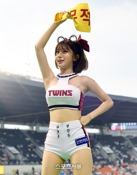 치어리더 이주은이 8일 잠실구장에서 열린 2025 KBO리그 키움과 LG의 경기에서 열띤 응원전을 펼치고 있다. 2025. 7. 8. 잠실 | 박진업 기자  upandup@sportsseoul.com