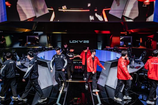 MSI와 EWC에서 연달아 좋은 성적을 낸 젠지외 T1은 23일부터 재개되는 LCK에 나선다. 사진 | 라이엇 게임즈