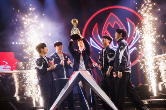 젠지 ‘쵸비’ 정지훈이 13일(한국시간) 캐나다 밴쿠버 퍼시픽 콜리세움에서 열린 ‘2025 미드 시즌 인비테이셔널(MSI)’ T1과 결승전 후 트로피 세리머니를 하고 있다. 사진 | 라이엇 게임즈