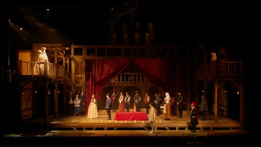 연극 ‘셰익스피어 인 러브’는 영화의 원작을 연극으로 재구성, 회전무대 등으로 스피디한 장면 전환을 완성했다. 사진 | ㈜쇼노트