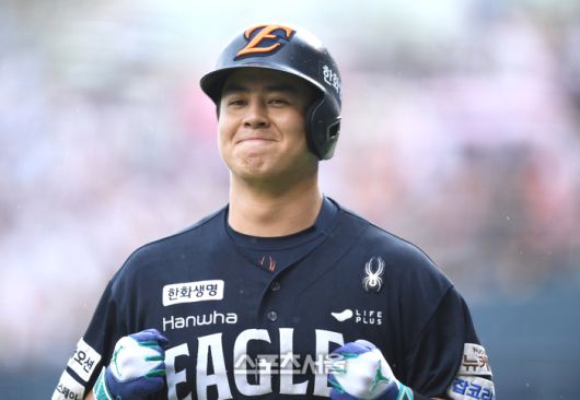 한화 노시환이 22일 서울 잠실구장에서 열린 2025 KBO리그 두산과 경기 2회초 중월홈런을 날린 후 웃으며 덕아웃으로 들어오고 있다. 잠실 | 최승섭기자 thunder@sportsseoul.com