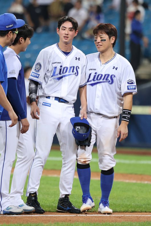 삼성 구자욱(가운데)이 22일 대구삼성라이온즈파크에서 열린 2025 KBO리그 SSG와 경기에서 승리한 후 5팬들에게 인사하고 있다. 사진 | 삼성 라이온즈