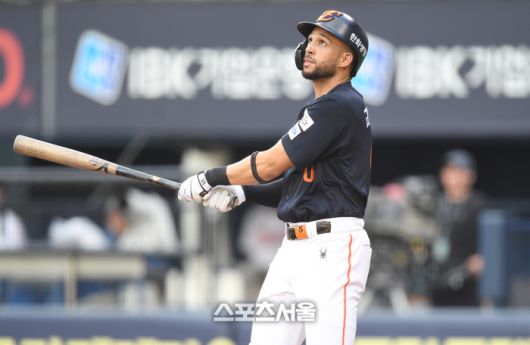 한화 리베라토가 22일 서울 잠실구장에서 열린 2025 KBO리그 두산과 경기 3회초 1사 파울타구를 바라보고 있다. 잠실 | 최승섭기자 thunder@sportsseoul.com