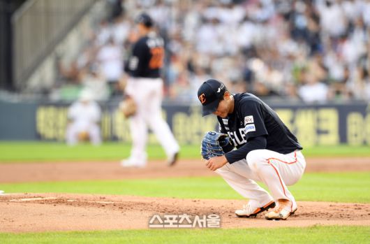 한화 황준서가 23일 서울 잠실구장에서 열린 2025 KBO리그 두산과 경기 1회말 두산 케이브와 양의지에 이어 박준순에게까지 3개의 홈런을 허용한 뒤 마운드에 주저앉아 아쉬워하고 있다. 잠실 | 박진업 기자 upandup@sportsseoul.com