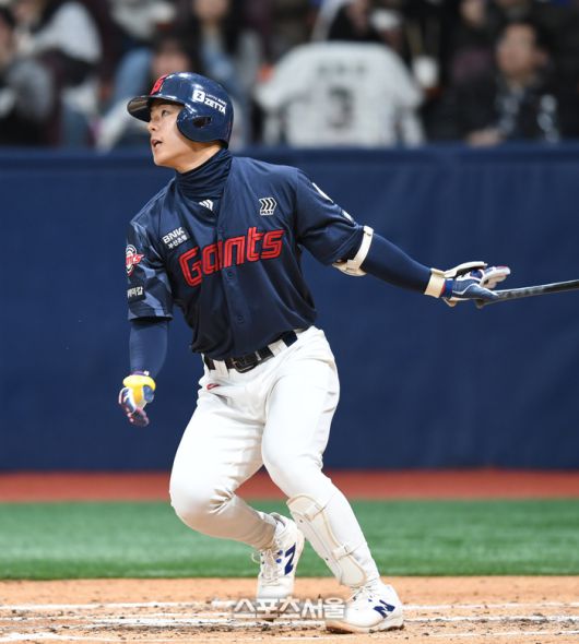 롯데 한태양이 서울 고척 스카이돔에서 열린 2025 KBO리그 시범경기 키움전에서 4회초 1사만루 희생타를 치고 있다. 고척 | 최승섭기자 thunder@sportsseoul.com