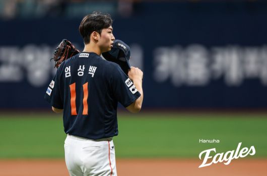 한화 엄상백이 서울 고척스카이돔에서 열린 2025 KBO리그 정규시즌 키움전 선발 등판해 모자를 고쳐 쓰고 있다. 사진 | 한화 이글스