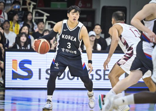 남자농구 대표팀 정성우가 13일 안양 정관장 아레나에서 열린 2025 남자농구 국가대표 평가전 일본과 2차전에서 드리블 하고 있다. 사진 | 대한민국농구협회