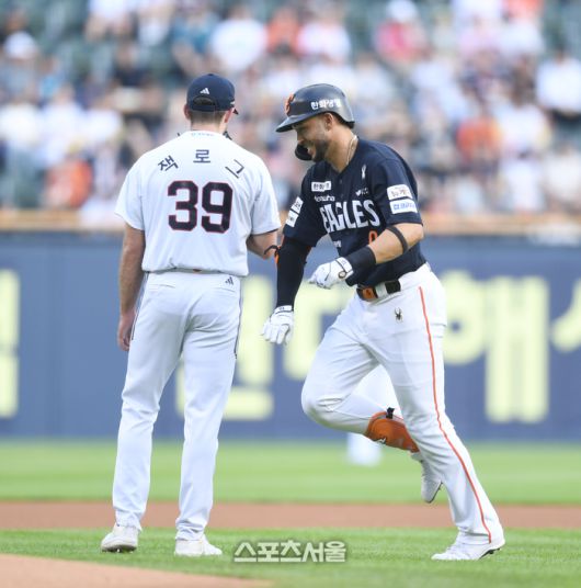 한화 리베라토가 22일 서울 잠실구장에서 열린 2025 KBO리그 두산과 경기 1회초 1사 좌익수 플라이 아웃 후 덕아웃으로 들어가며 상대 투수 잭로그와 장난을 치고 있다. 잠실 | 최승섭기자 thunder@sportsseoul.com