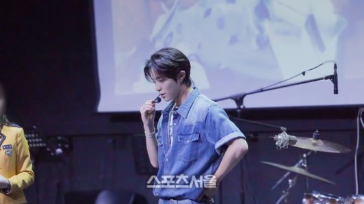 무대 후 인터뷰에서 자신의 진로 이야기와 함께 청소년들에게 꿈과 용기를 전하고 있는 가수 도하