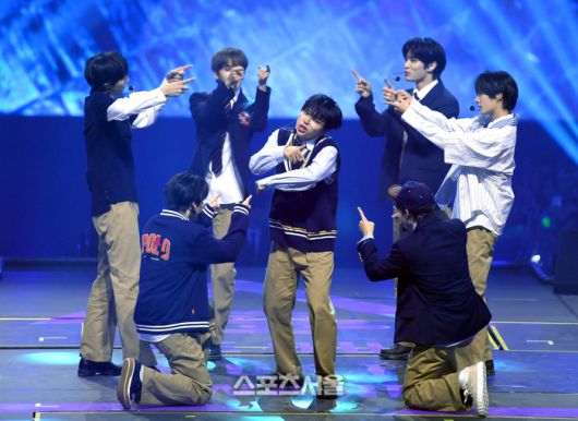 킥플립이 21일 인천 인스파이어 아레나에서 열린 제34회 서울가요대상에서 공연을 하고 있다. 인천 | 최승섭기자 thunder@sportsseoul.com