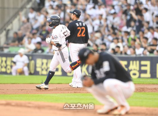 두산 박준순이 23일 잠실구장에서 열린 2025 KBO리그 한화와 경기 1회말 2사 한화 선발투수 황준서를 상대로 솔로 홈런을 치고 베이스를 돌고 있다. 황준서는 1회말에만 두산 케이브-양의지-박준순에게 홈런 3개를 허용했다. 잠실 | 박진업 기자 upandup@sportsseoul.com