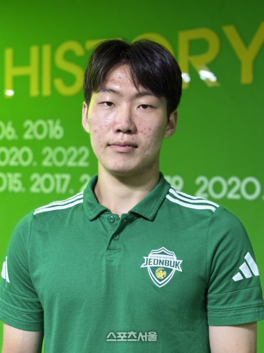 전북 현대 강상윤이 23일 전주월드컵경기장에서 강원FC와의 경기를 마친 뒤 공동취재구역에서 사진 촬영에 임하고 있다.전주 | 정다워 기자