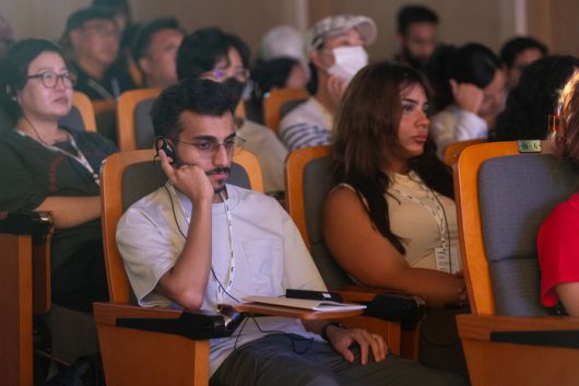 ‘K-독스’ 피칭 현장에서 한 참가자가 통역기를 끼고 피칭 내용을 듣고 있다. 사진 | EBS