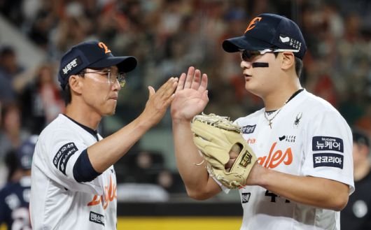 김서현이 하이파이브를 하고 있다. 사진 | 연합뉴스