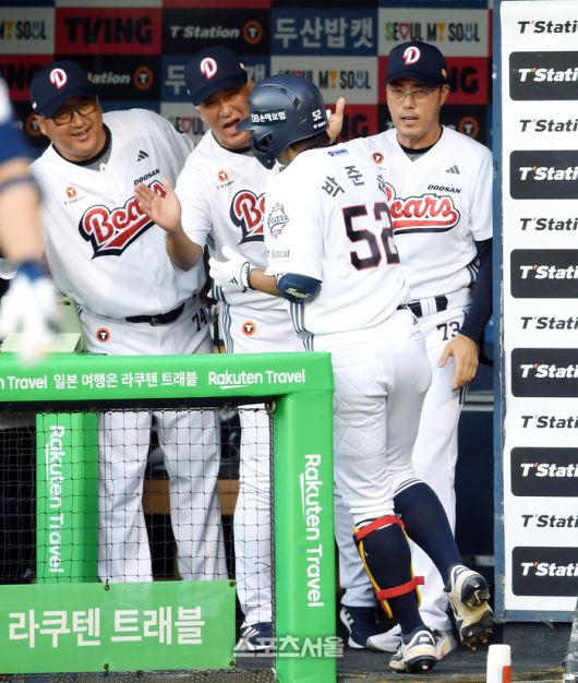 두산 박준순이 23일 잠실구장에서 열린 2025 KBO리그 한화와 경기 1회말 2사 한화 선발투수 황준서를 상대로 솔로 홈런을 치고 조성환 감독대행과 하이파이브를 하고 있다. 두산은 1회말에만 케이브-양의지-박준순이 차례로 한화 선발 황준서를 상대로 홈런을 뽑아내며 초반 승기를 잡았다. 잠실 | 박진업 기자 upandup@sportsseoul.com