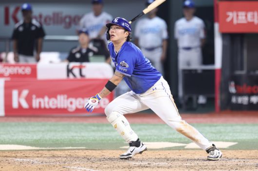 삼성 류지혁이 25일 수원케이티위즈파크에서 열린 2025 KBO리그 KT전에서 8회초 적시타를 치고 있다. 사진 | 삼성 라이온즈