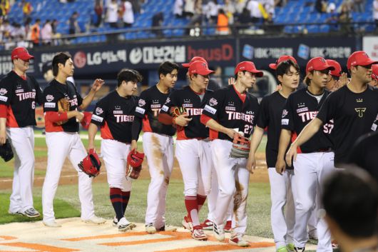 KIA 선수단이 하이파이브를 하고 있다. 사진 | KIA 타이거즈