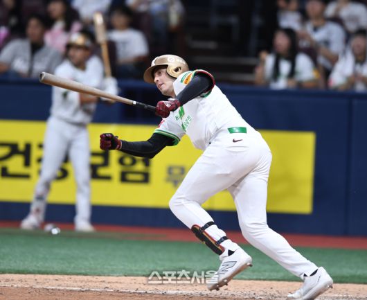 키움 카디네스가 서울 고척스카이돔에서 열린 2025 KBO리그 롯데와 경기 7회말 좌중간 안타를 치고 있다.  고척 | 최승섭기자 thunder@sportsseoul.com