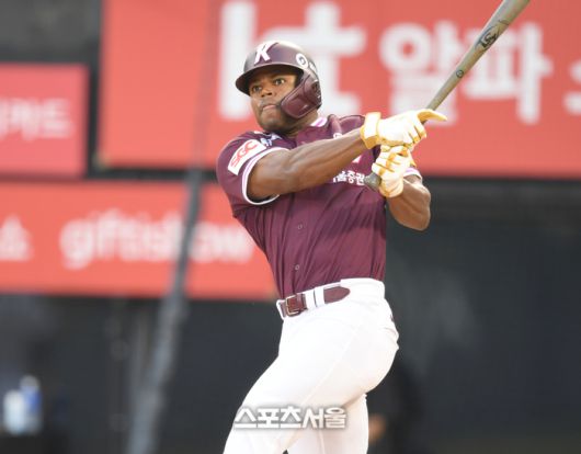 키움 스톤이 수원 KT위즈파크에서 열린 2025 KBO리그 KT와 경기 2회초 파울타구를 바라보고 있다. 수원 | 최승섭기자 thunder@sportsseoul.com