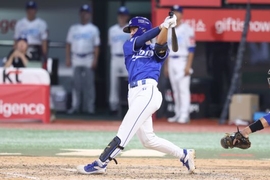 삼성 양도근이 25일 수원케이티위즈파크에서 열린 2025 KBO리그 KT전에서 8회초 2타점 2루타를 치고 있다. 사진 | 삼성 라이온즈