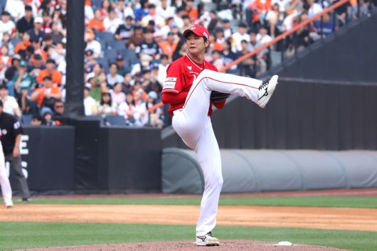 SSG 김광현이 17일 대전 한화생명 볼파크에서 열린 2025 KBO리그 정규시즌 한화와 더블헤더 1차전서 공을 던지고 있다. 사진 | SSG 랜더스