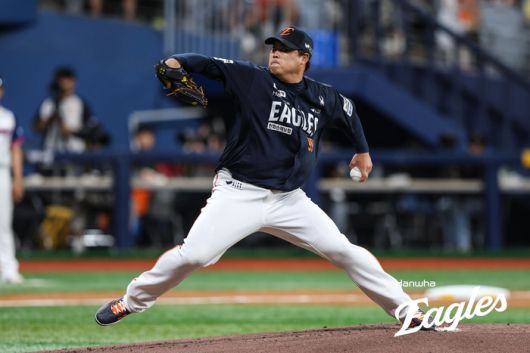 한화 류현진이 5일 고척스카이돔에서 열린 2025 KBO리그 키움전에 선발로 나서 힘차게 공을 던지고 있다. 사진 | 한화 이글스