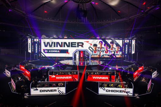 한국 대표팀이 25일 서울 올림픽공원 핸드볼경기장에서 열린 PNC 2025 파이널 스테이지 1일차에서 치킨 획득한 모습. 사진 | 크래프톤