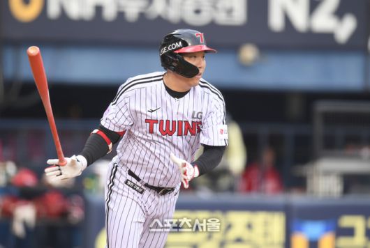 LG 김현수가 12일 서울 잠실구장에서 열린 2025 KBO리그 SSG와 경기 1회말 무사1루 안타를 치고 있다. 잠실 | 최승섭기자 thunder@sportsseoul.com