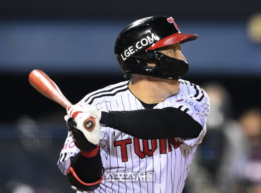 LG 김현수가 8일 잠실구장에서 열린 2025 KBO리그 키움과의 경기 7회말 1사 2루 상황에서 키움 투수 원종현을 상대로 역전 적시타를 치고 있다. 잠실 | 박진업 기자 upandup@sportsseoul.com