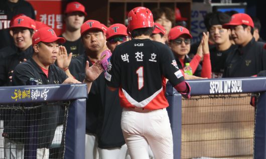 박찬호가 이범호 감독과 하이파이브를 하고 있다. 사진 | 연합뉴스