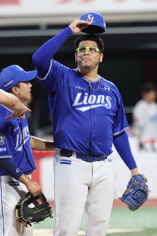 삼성 후라도가  26일 수원 케이티위즈파크에서 열린 2025 KBO리그 KT전에서 완봉승을 거둔 뒤 인사하고 있다. 사진 | 연합뉴스