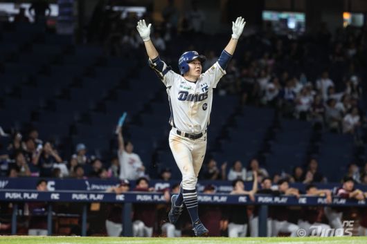 NC 주장 박민우가 데뷔 첫 끝내기 홈런을 친 후 두 팔을 번쩍 들어올리고 있다. 사진 | NC 다이노스